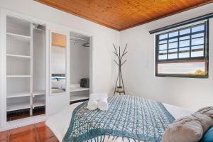 a bedroom with a bed and a window at Casa Ponta do Biscoito in Lajes do Pico