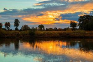 a sunset over a body of water at Gosewatt Wohnung 4 in Husby