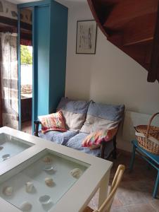 ein Wohnzimmer mit Sofa und Tisch in der Unterkunft Tiny Cantalou in Saint-Martin-sous-Vigouroux
