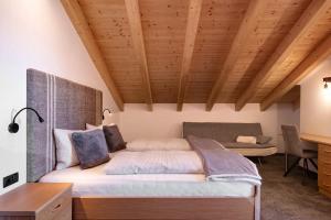 a bedroom with a bed and a desk in a room at Living Lerchna - Schöne Aussicht in Maranza