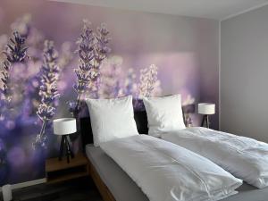 a bedroom with two beds and a purple wall at Haus Blumenglück in Herscheid