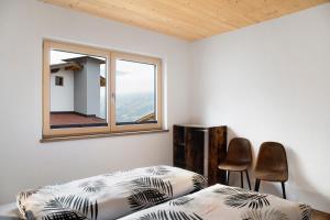 a room with two beds and a window at Apart Mountainview in Rohrberg