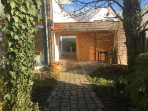 a walkway leading into a house with a patio at Atelierwohnung Bei München in Pfaffenhofen an der Ilm