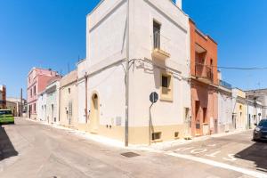 a street with a white building on the side of a road at Casa donna Sofia in Specchia