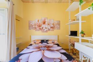 a bedroom with a bed with flowers on it at Casa donna Sofia in Specchia