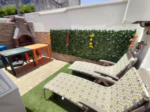 a small backyard with two chairs and a grill at Dimora storica monteroni di lecce in Monteroni di Lecce