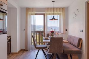 a kitchen and dining room with a table and chairs at Living Lerchna -Apartment Morgentau in Maranza