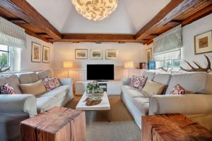 a living room with couches and a tv at Backhaus in Groß Wokern