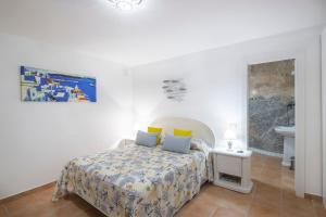 a bedroom with a bed and a painting on the wall at Villa Domus Augusto in Conca dei Marini