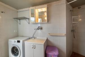 a small bathroom with a washing machine and a window at Casa Vacanze Kalocéri in Torre dell'Orso
