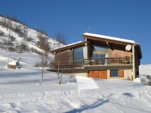 a log cabin in the snow with snow at Jean Pierre Skilodge in La Toussuire