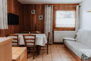 a living room with a table and a couch at Jean Pierre Skilodge in La Toussuire