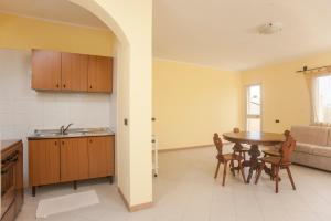 a kitchen and dining room with a table and chairs at Villa erica appartamento Cindy in Villa San Pietro