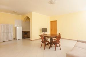 a kitchen with a table and chairs in a room at Villa erica appartamento Cindy in Villa San Pietro
