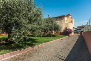 a road in front of a house with a tree at Villa erica appartamento Cindy in Villa San Pietro