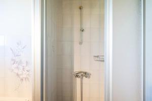 a bathroom with a shower with a glass door at Chardons bleus - villa 6p in Capbreton +21 photos