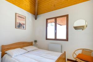 a bedroom with a bed and a window at Chardons bleus - villa 6p in Capbreton