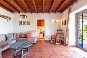 a living room with a couch and a table at Finca Las Nuevas Casa Carmen in Alora