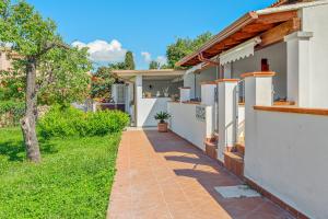a house with a walkway in front of it at Villetta i Gerani in San Teodoro