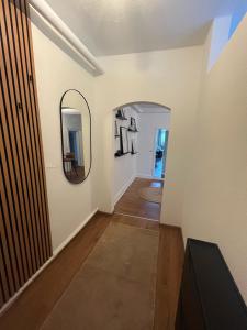 a hallway with a mirror on the wall and a room at Charmante Altbauwohnung in Erlangen