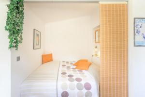 a bedroom with a bed in a room at Canto do Sol - Selão da Eira in Pedreneiras +27 photos