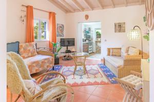 a living room with a couch and a table at Canto do Sol - Selão da Eira in Pedreneiras