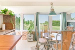 a kitchen and dining room with a table and chairs at Canto do Sol - Selão da Eira in Pedreneiras