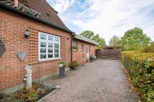 a brick house with a brick driveway at Kompass Oase in Burg