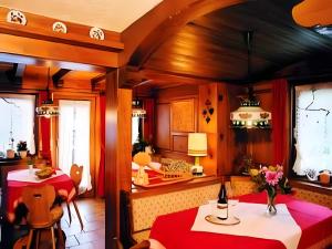 a living room with a table and chairs and a room at Gästehaus Heimenberg in Bad Rippoldsau-Schapbach