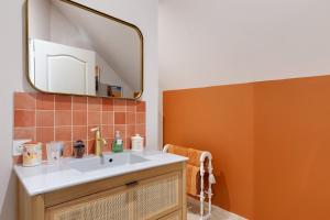 a bathroom with a sink and a mirror at Chambre Terracotta in Tavant