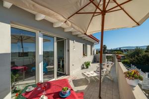 a patio with a table and an umbrella at Moon - Rooms in Quartu SantʼElena