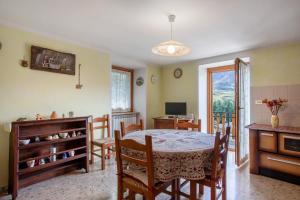 a kitchen and dining room with a table and chairs at Il Borgo - Aymavilles in Aymavilles