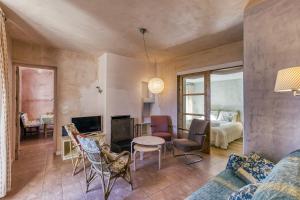 a living room with a couch and a table at La Rectoría de Castellar in La Vall de Bianya