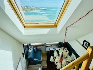 an overhead view of a ceiling with a chandelier at Appartement duplex vue mer in Audierne