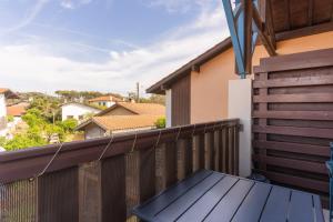 a balcony with a table and a view at Charmant Studio Mezzanine in Biscarrosse