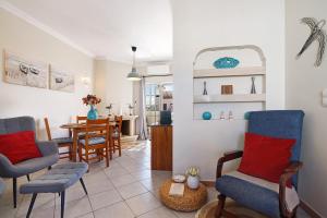 a living room with chairs and a dining room at Ria's Birds in Cabanas de Tavira
