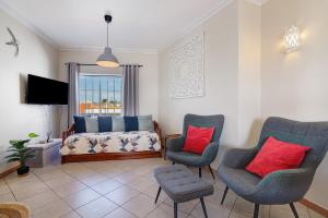 a living room with two chairs and a couch at Ria's Birds in Cabanas de Tavira