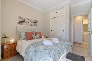 a bedroom with a bed with towels on it at Ria's Birds in Cabanas de Tavira