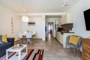a living room with a couch and a table at Meerfamilie in Noer