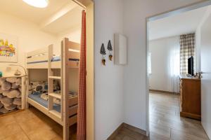 a small room with a bunk bed and a mirror at Meerfamilie in Noer