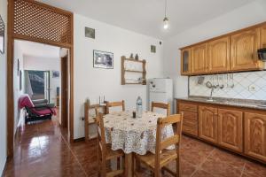 a kitchen with a table and chairs in a kitchen at Apartamento Nayara C in Valle Gran Rey