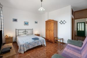 a bedroom with a bed and a chair at Apartamento Nayara C in Valle Gran Rey