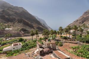 an old house in the mountains with palm trees at Apartamento Nayara C in Valle Gran Rey