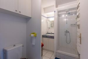 a bathroom with a shower and a toilet and a sink at Appartement Première ligne plage in Mimizan