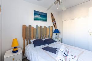 a bedroom with a bed with a wooden headboard at Appartement Première ligne plage in Mimizan
