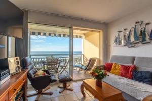 a living room with a view of the ocean at Appartement Première ligne plage in Mimizan