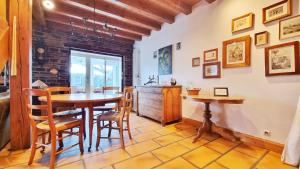 a kitchen and dining room with a table and chairs at Albert Ranch House - Grande maison au calme - Parking in Ribeauvillé