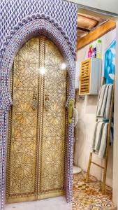an ornate golden door in a room with a wall at La Casa Arabe in Alcalá de los Gazules
