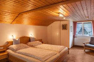 a bedroom with a bed and a wooden ceiling at Ferienwohnung Lengdobler - Burgi in Bad Kohlgrub