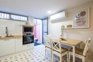 a kitchen and dining room with a table and chairs at Almar in Vigo